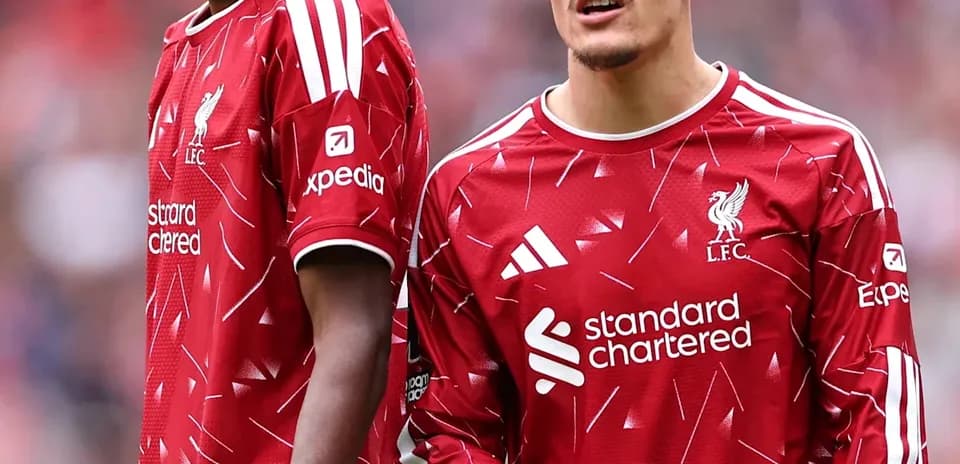 Jugadores de Liverpool en el campo antes del partido