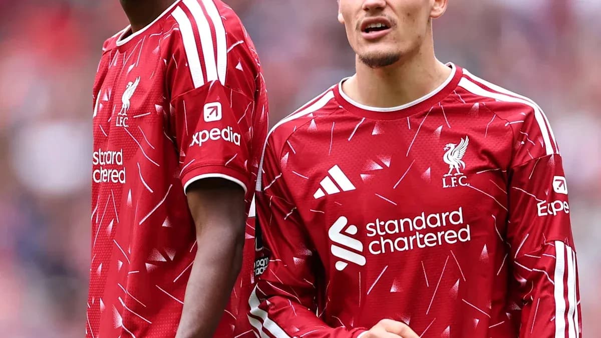 Jugadores de Liverpool en el campo antes del partido