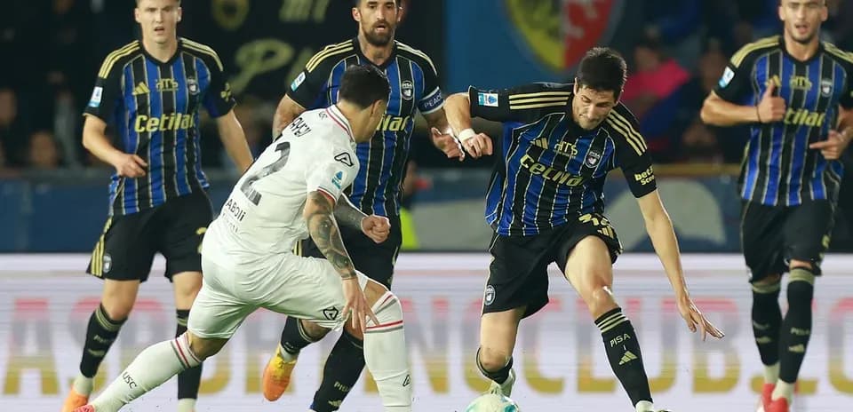 Jugadores de Cremonese y Pisa disputando el balón