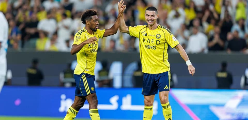 Jugadores de Al Nassr celebrando un gol juntos