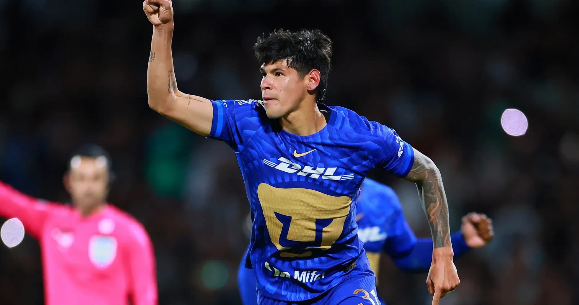 Jugador de Pumas celebra un gol en el partido