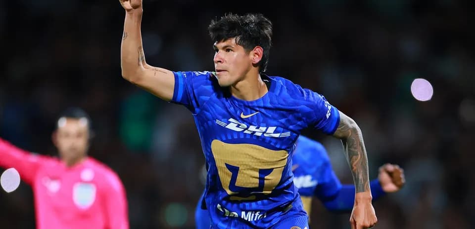 Jugador de Pumas celebra un gol en el partido