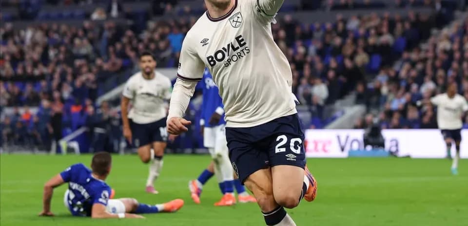 Jugador de West Ham celebra un gol
