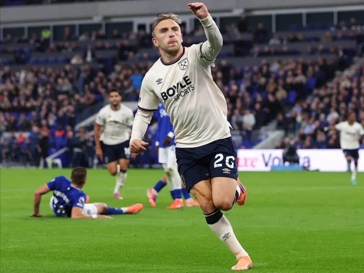 Jugador de West Ham celebra un gol