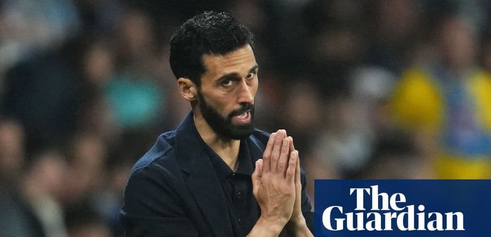 Entrenador agradeciendo al público durante el partido