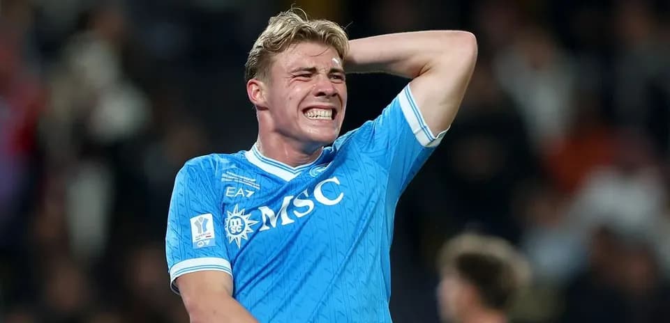 Jugador de fútbol con camiseta azul en acción