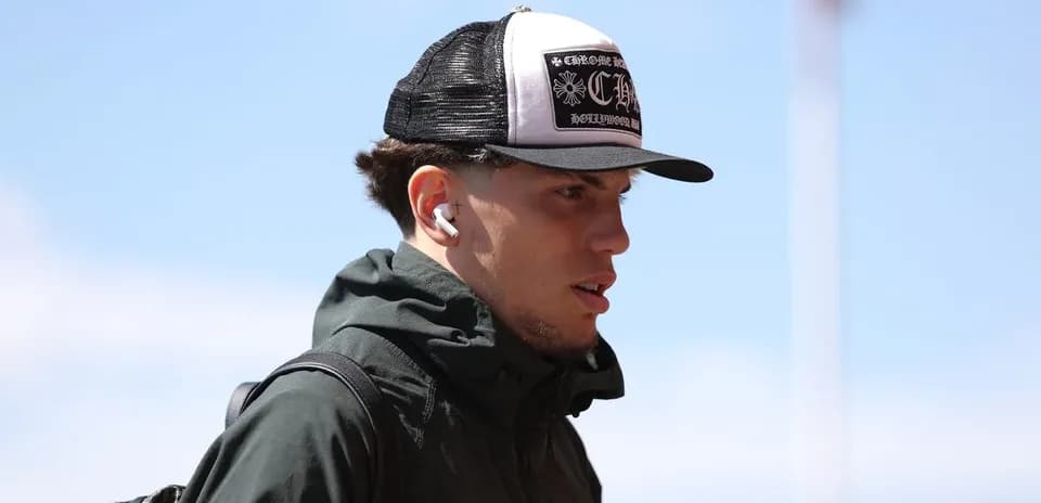 Jugador caminando con auriculares y gorra