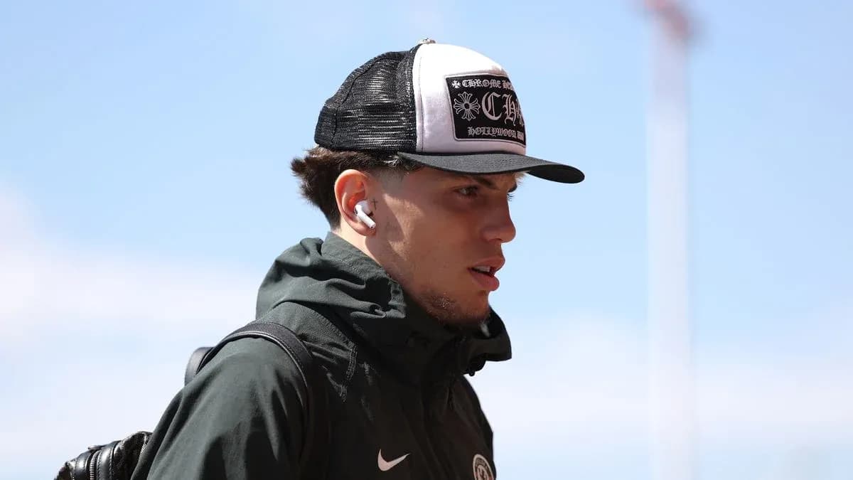 Jugador caminando con auriculares y gorra