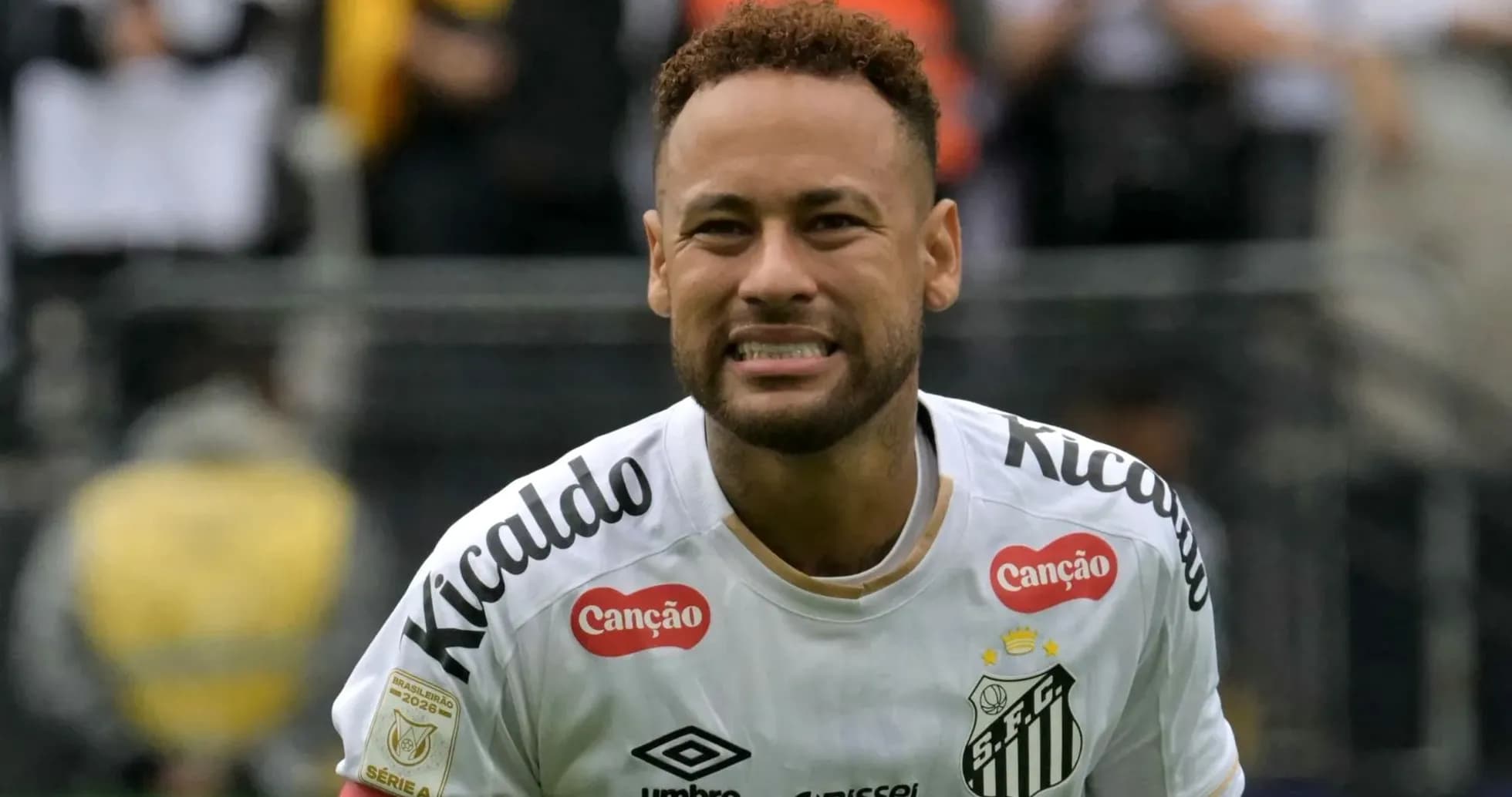 Neymar sonriendo en partido con Santos FC