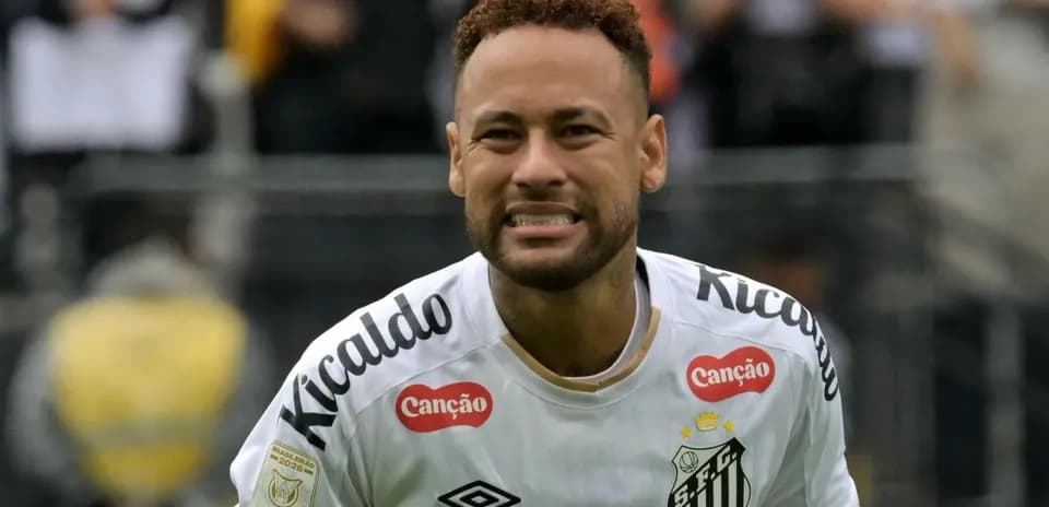 Neymar sonriendo en partido con Santos FC