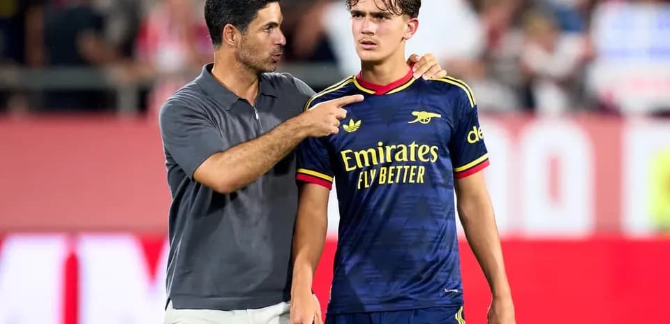 Entrenador hablando con jugador en el campo