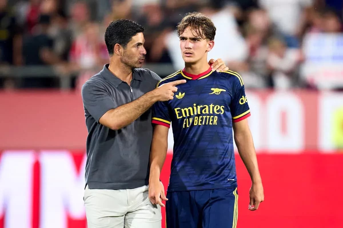 Entrenador hablando con jugador en el campo