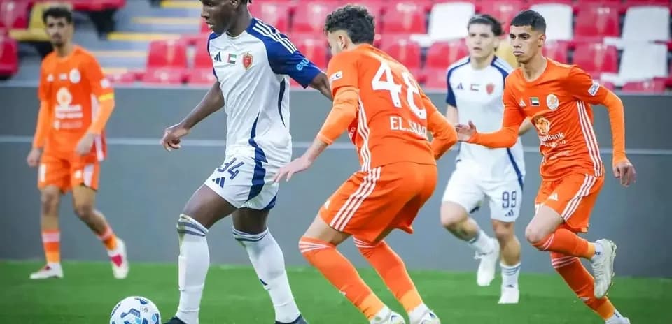 Jugadores de Ajman U23 y Dibba Al Fujairah U23 en acción