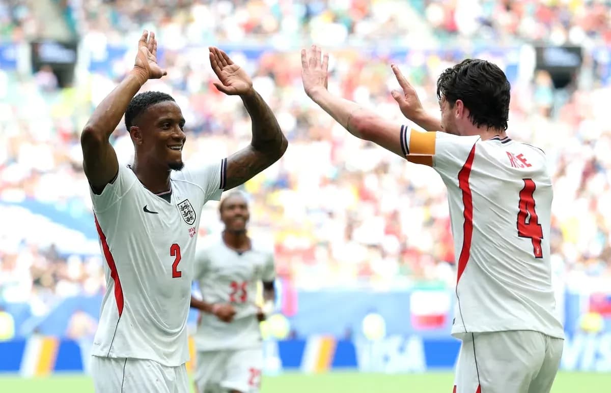 Jugadores de Inglaterra celebrando un gol en partido