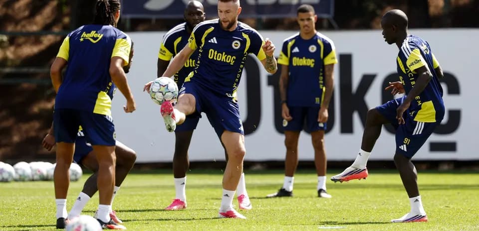Jugadores de Fenerbahçe entrenando antes del partido