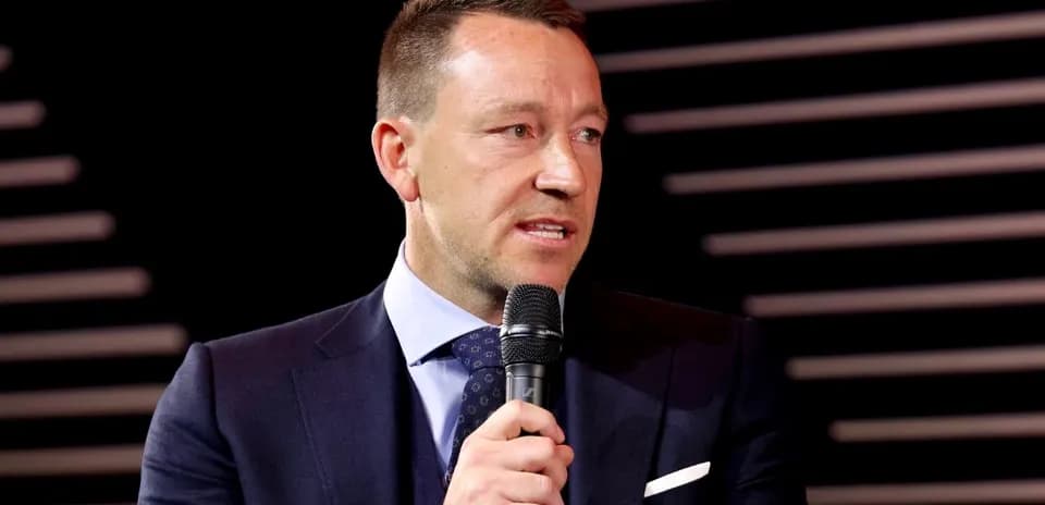 Hombre hablando en un evento con micrófono