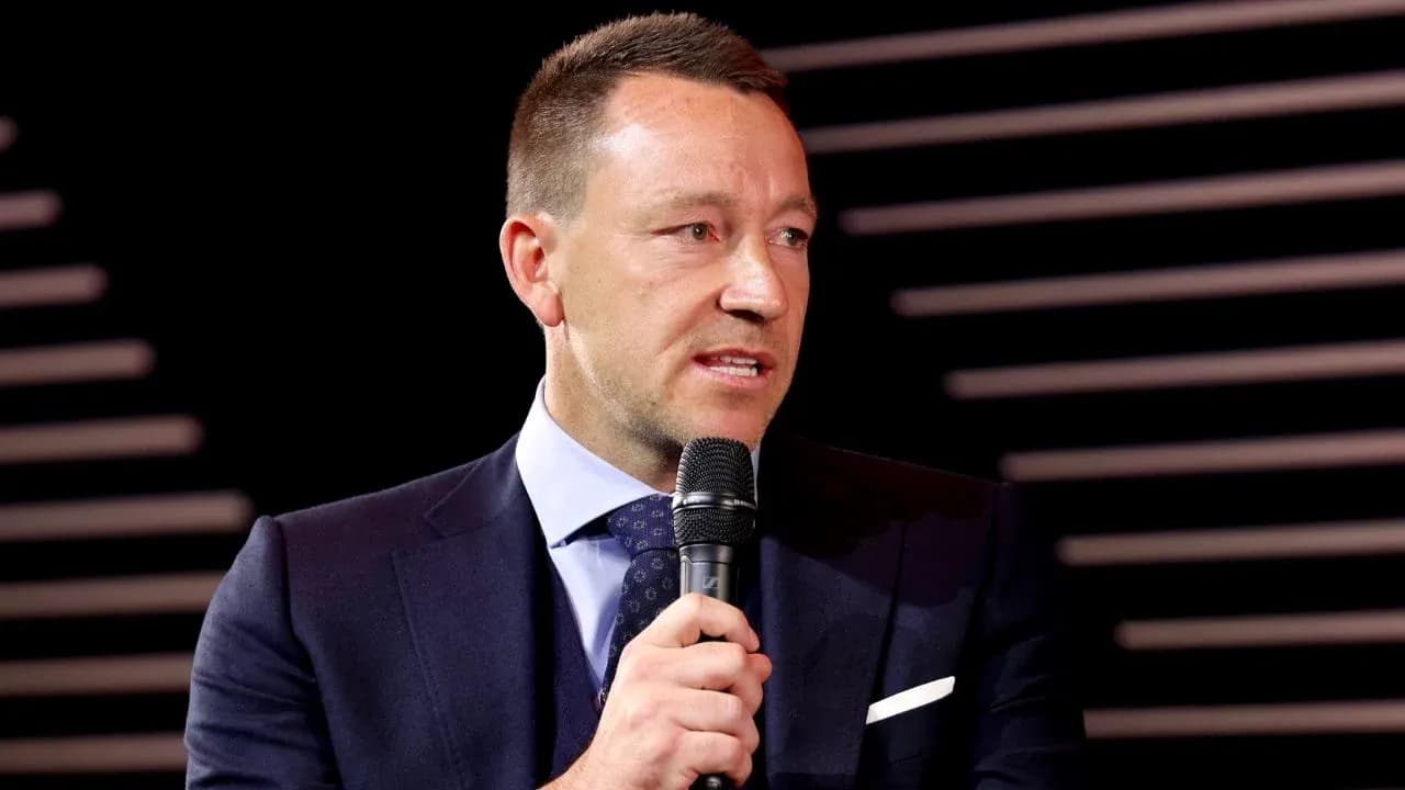 Hombre hablando en un evento con micrófono