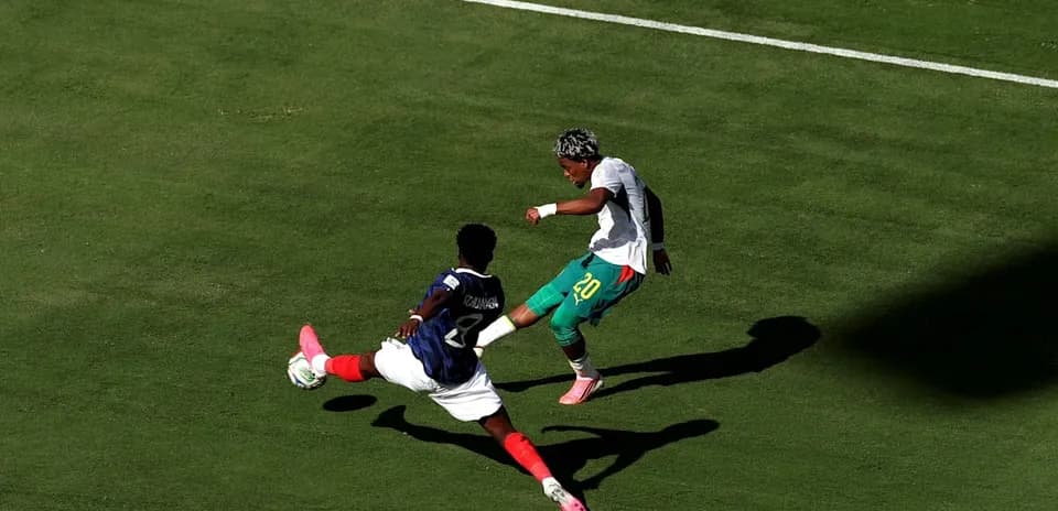 Jugador esquivando a rival en el campo de fútbol