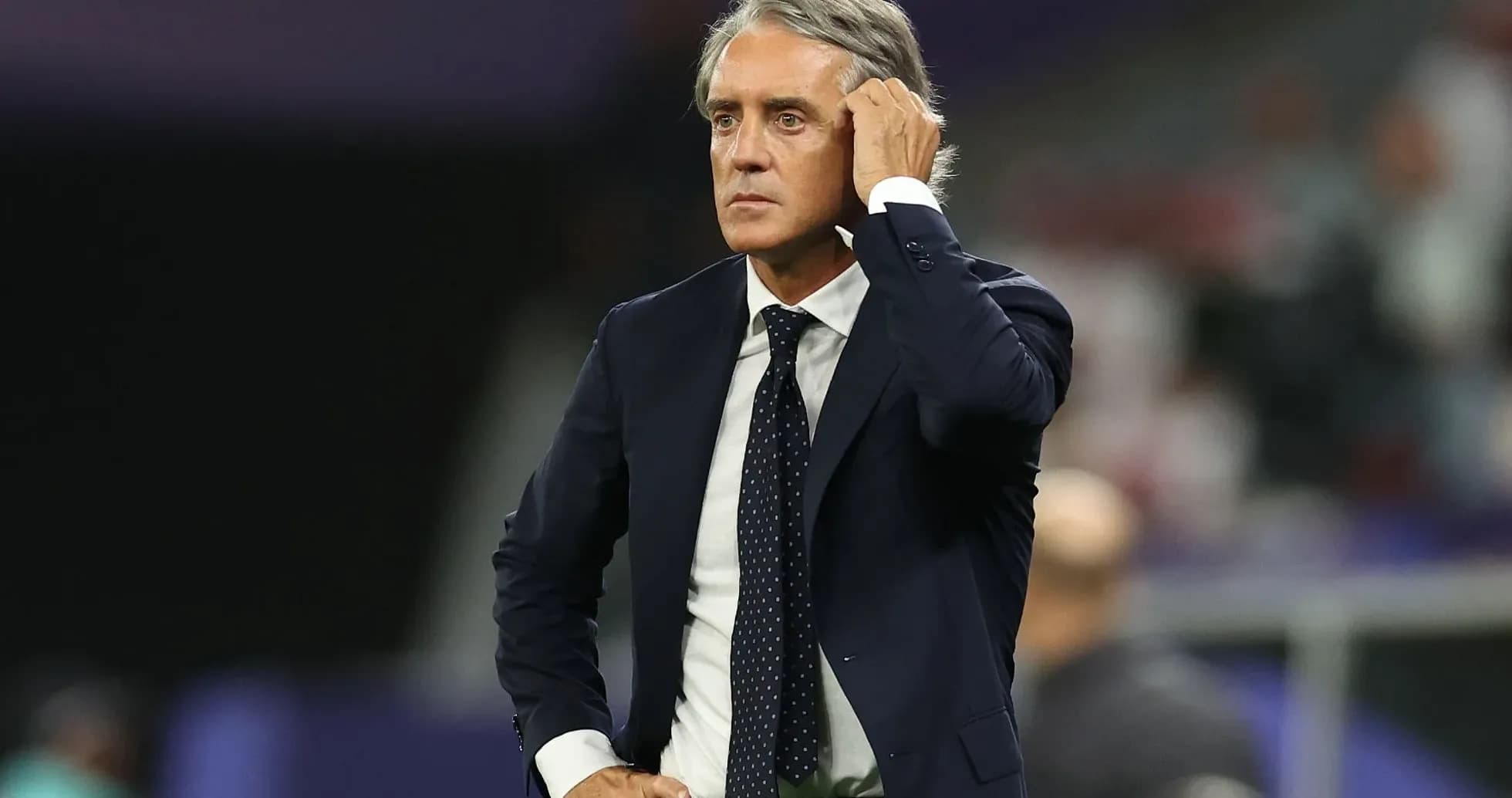 Entrenador en la banda durante un partido
