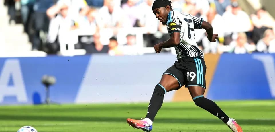 Jugador de Newcastle United disparando el balón en partido