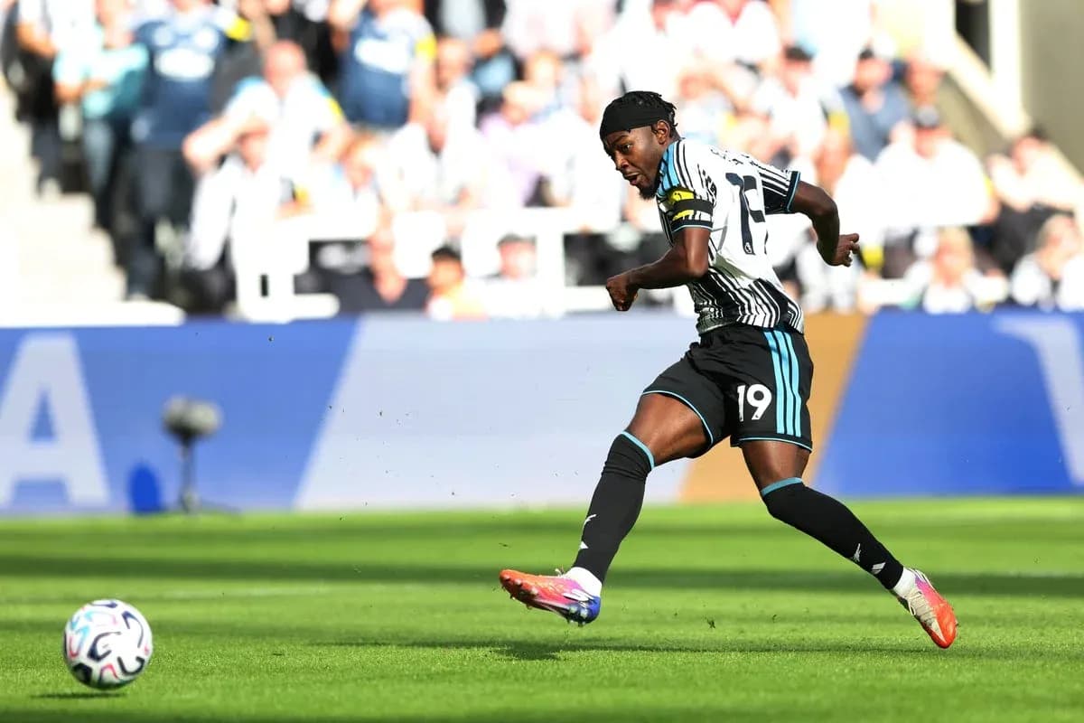 Jugador de Newcastle United disparando el balón en partido
