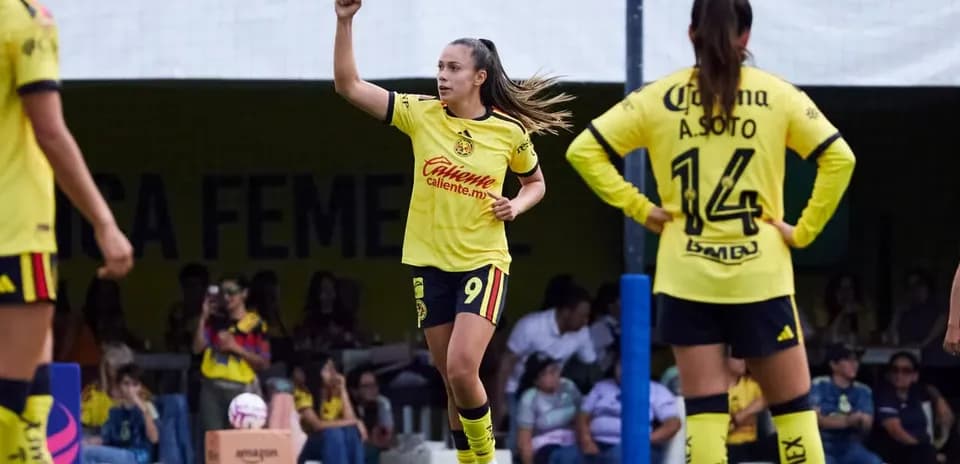 Jugadora celebrando gol en partido de fútbol