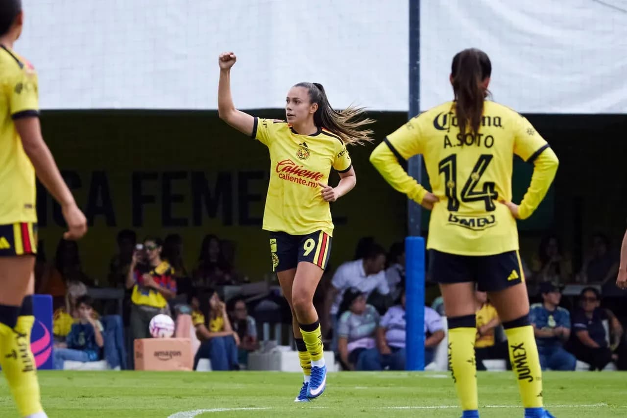 Jugadora celebrando gol en partido de fútbol