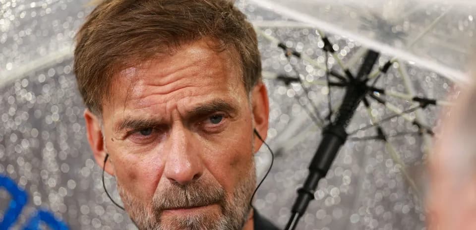 Entrenador bajo un paraguas en una conferencia