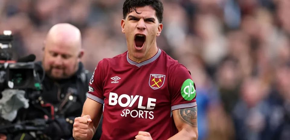 Jugador de West Ham United celebrando con entusiasmo