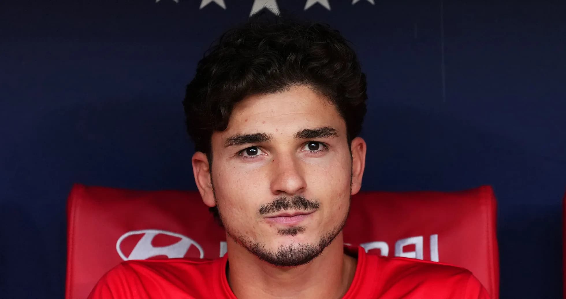 Jugador sentado en el banquillo durante el partido