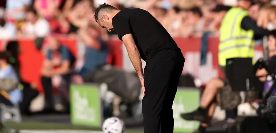Entrenador observando el partido desde la banda