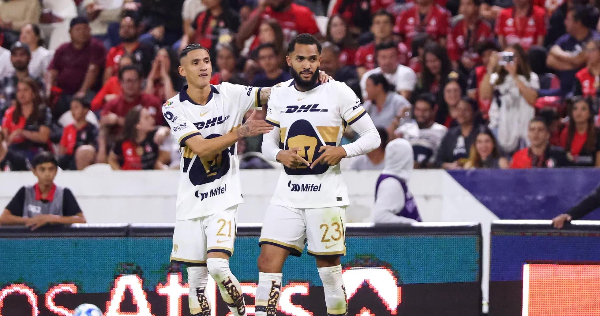 Jugadores de Pumas celebrando un gol