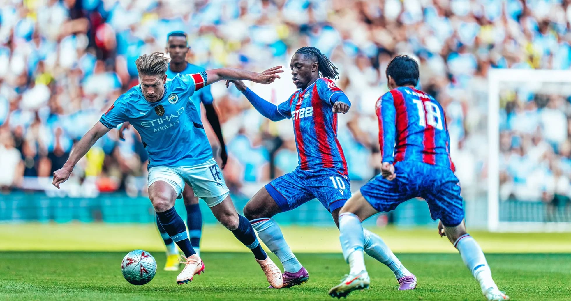 Jugador de Manchester City luchando por el balón
