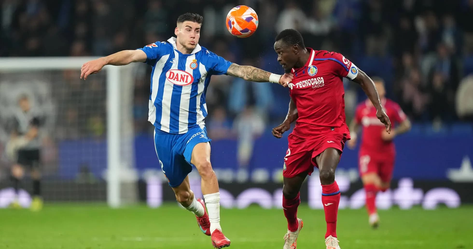 Jugadores de Espanyol y Getafe disputando el balón
