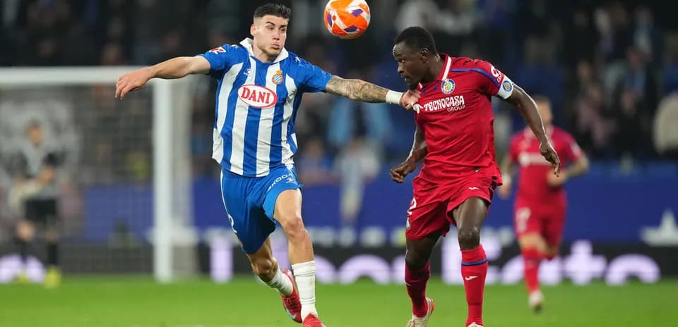 Jugadores de Espanyol y Getafe disputando el balón