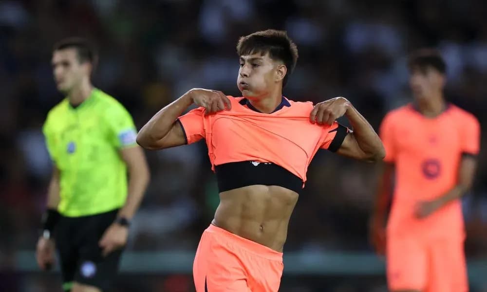 Jugador cambiando de camiseta durante el partido