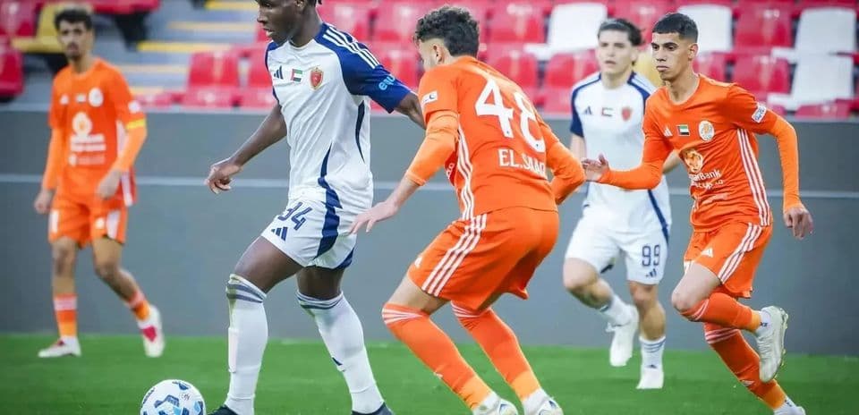 Jugadores en acción durante el partido de fútbol