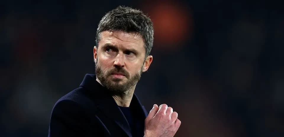 Entrenador aplaudiendo en la banda del campo