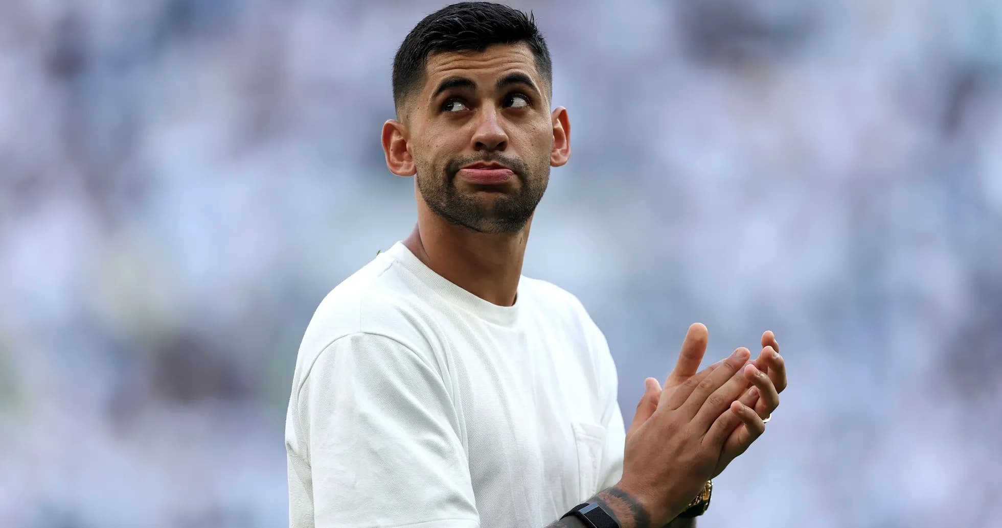 Jugador aplaudiendo en el campo de juego
