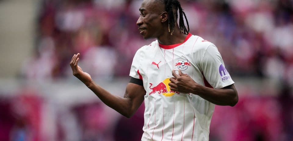 Jugador de RB Leipzig gesticulando en el campo