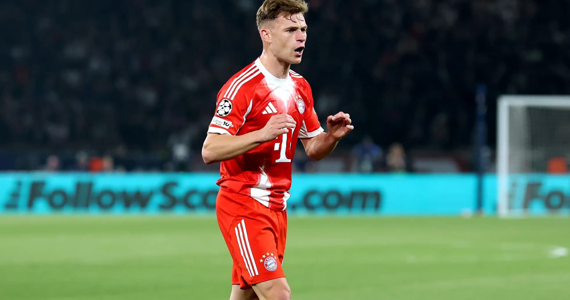 Jugador de Bayern Múnich corriendo en el campo