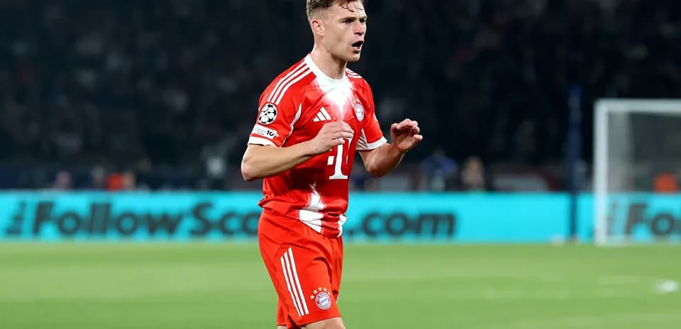 Jugador de Bayern Múnich corriendo en el campo