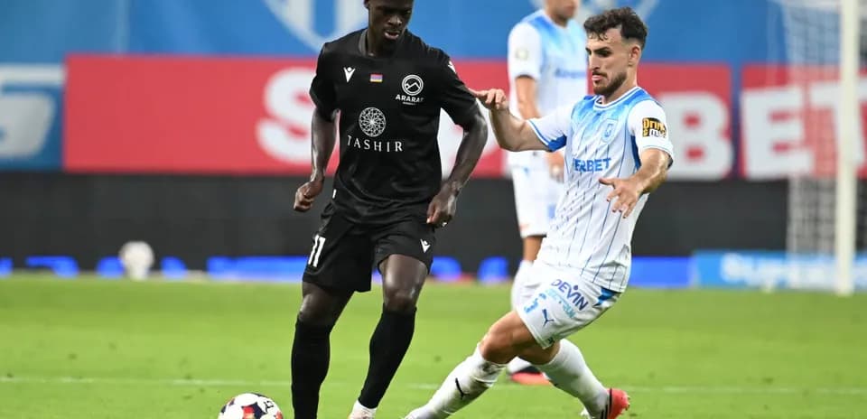 Jugador de Ararat-Armenia en acción contra Universitatea Craiova