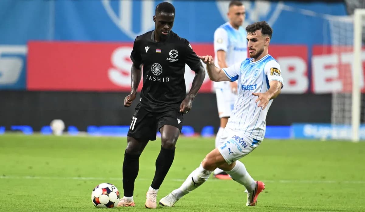 Jugador de Ararat-Armenia en acción contra Universitatea Craiova