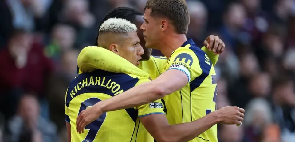 Jugadores de Tottenham celebrando un gol