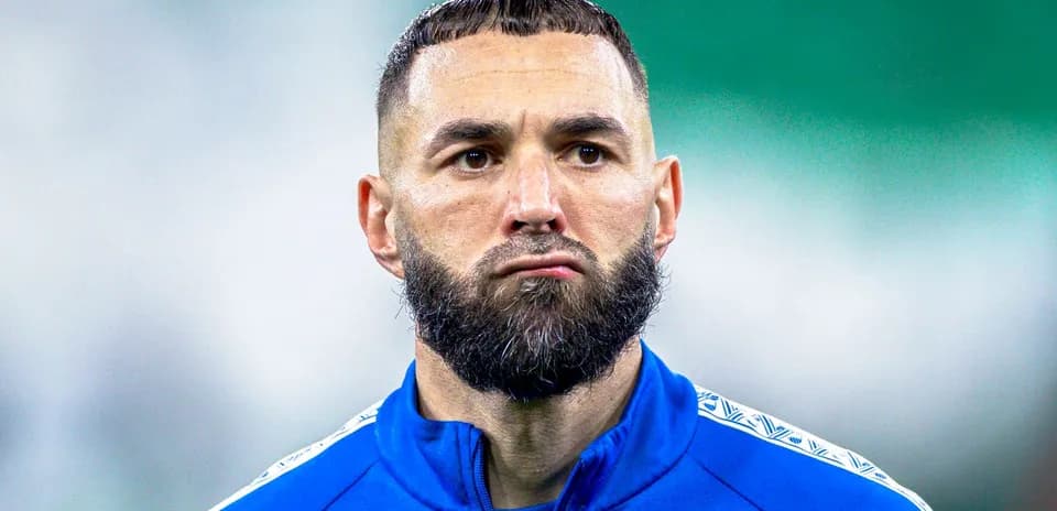 Jugador con barba en uniforme azul mirando hacia adelante