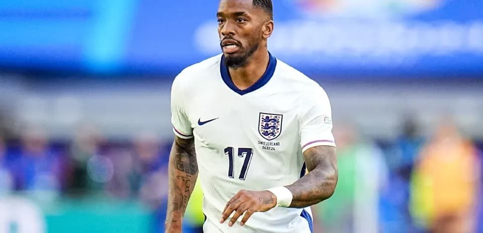 Jugador de Inglaterra corriendo en partido de fútbol