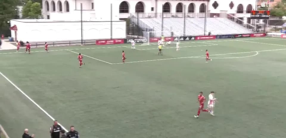 Jugadores en el campo durante el partido