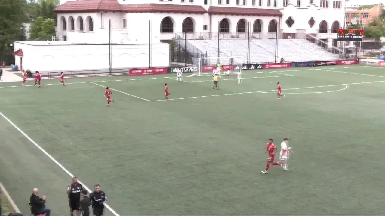 Jugadores en el campo durante el partido