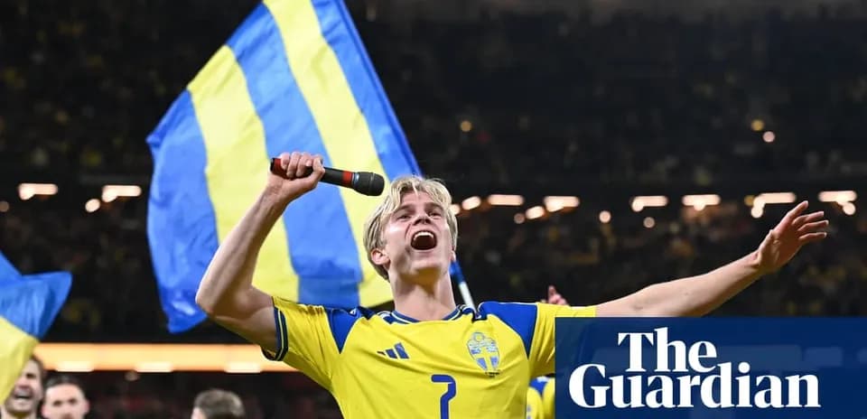 Jugador de Suecia celebrando con bandera en el estadio